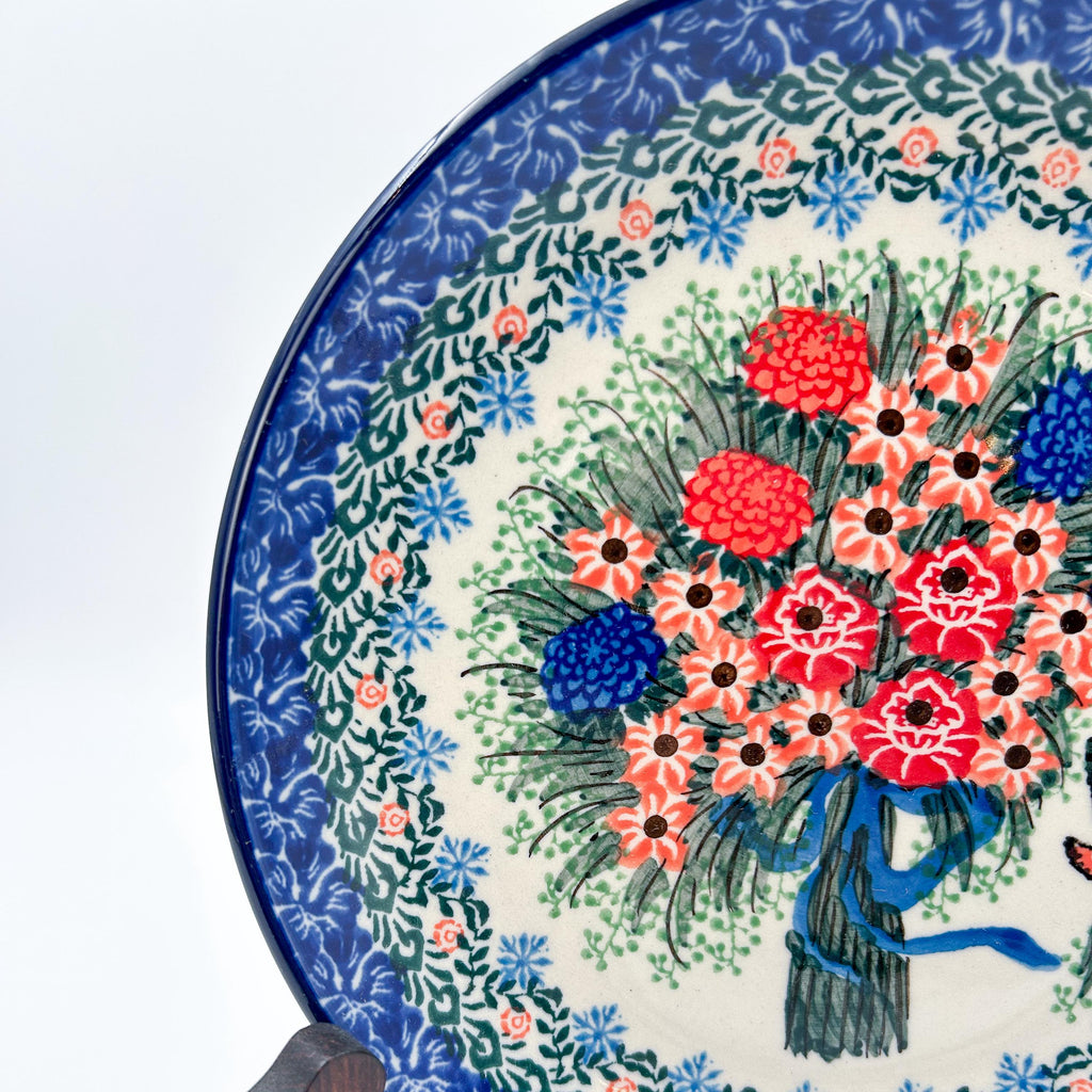 UNIKAT Hummingbird Bouquet plate, close-up view of tied floral bouquet with blue ribbon