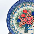 UNIKAT Hummingbird Bouquet plate, close-up view of tied floral bouquet with blue ribbon