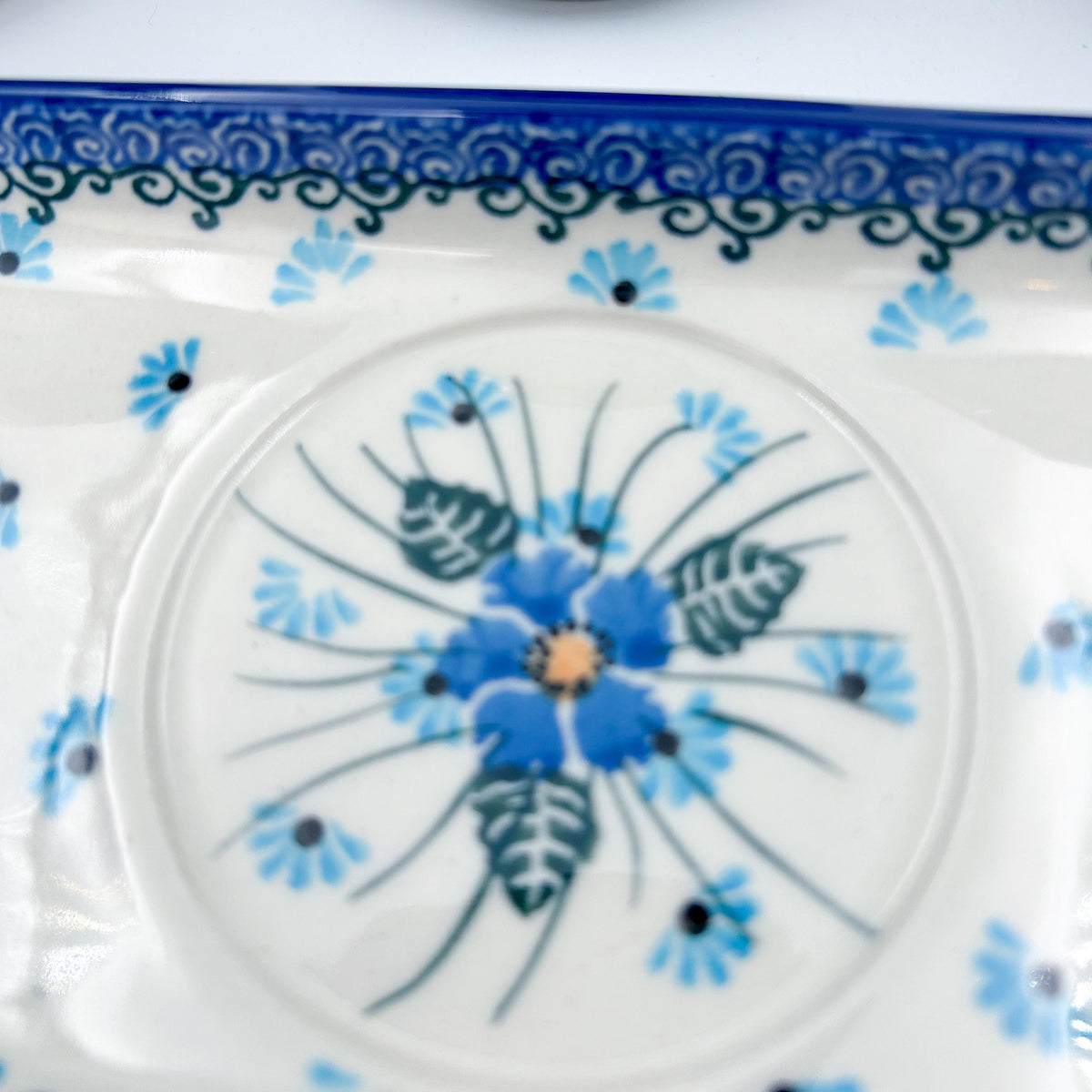 This 12” blue floral planter. This planter has 4 pieces. 3 small pots with a long 12” tray. Each small pot has drainage holes.
Dimensions 12.13" x 3.94" X 4.13'
Ceramika Artystyczna Company