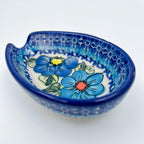 This 5” blue floral spoon rest is a handmade by talented Polish artisans. This is a Polish UNIKAT Bold Blue Poppies pattern 
Dimensions 5” x 3.54"
Ceramika BonaCompany