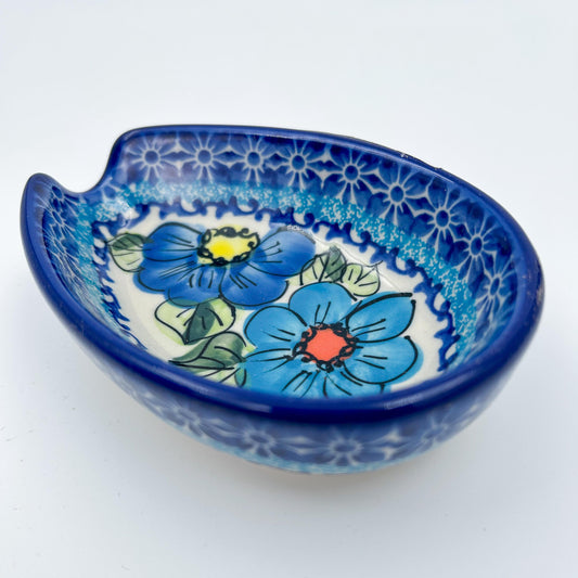 This 5” blue floral spoon rest is a handmade by talented Polish artisans. This is a Polish UNIKAT Bold Blue Poppies pattern 
Dimensions 5” x 3.54"
Ceramika BonaCompany