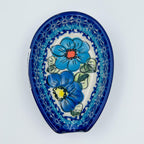 This 5” blue floral spoon rest is a handmade by talented Polish artisans. This is a Polish UNIKAT Bold Blue Poppies pattern 
Dimensions 5” x 3.54"
Ceramika BonaCompany