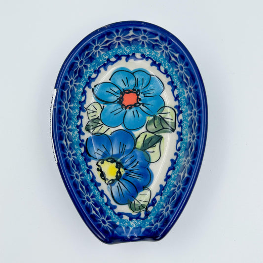 This 5” blue floral spoon rest is a handmade by talented Polish artisans. This is a Polish UNIKAT Bold Blue Poppies pattern 
Dimensions 5” x 3.54"
Ceramika BonaCompany