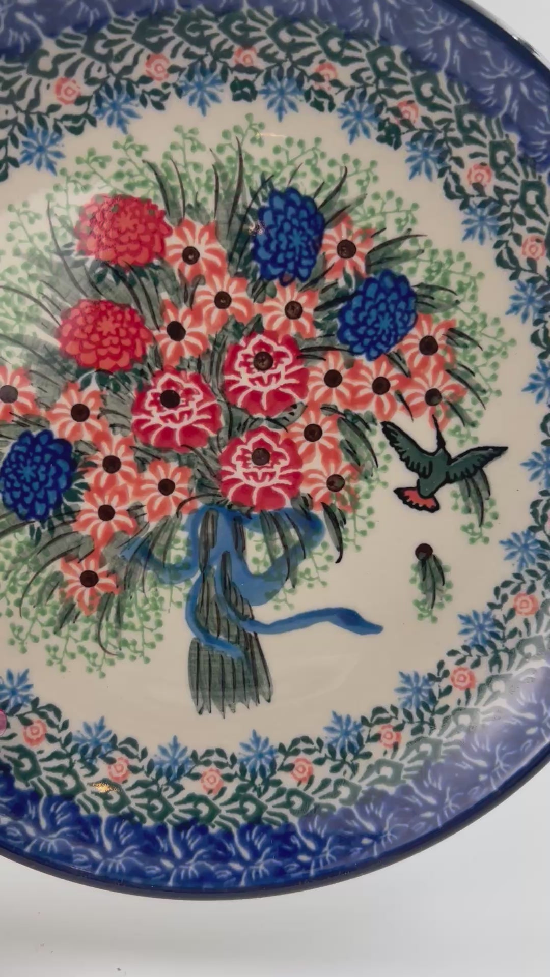 7.91” plate in the Unikat Hummingbird Bouquet pattern