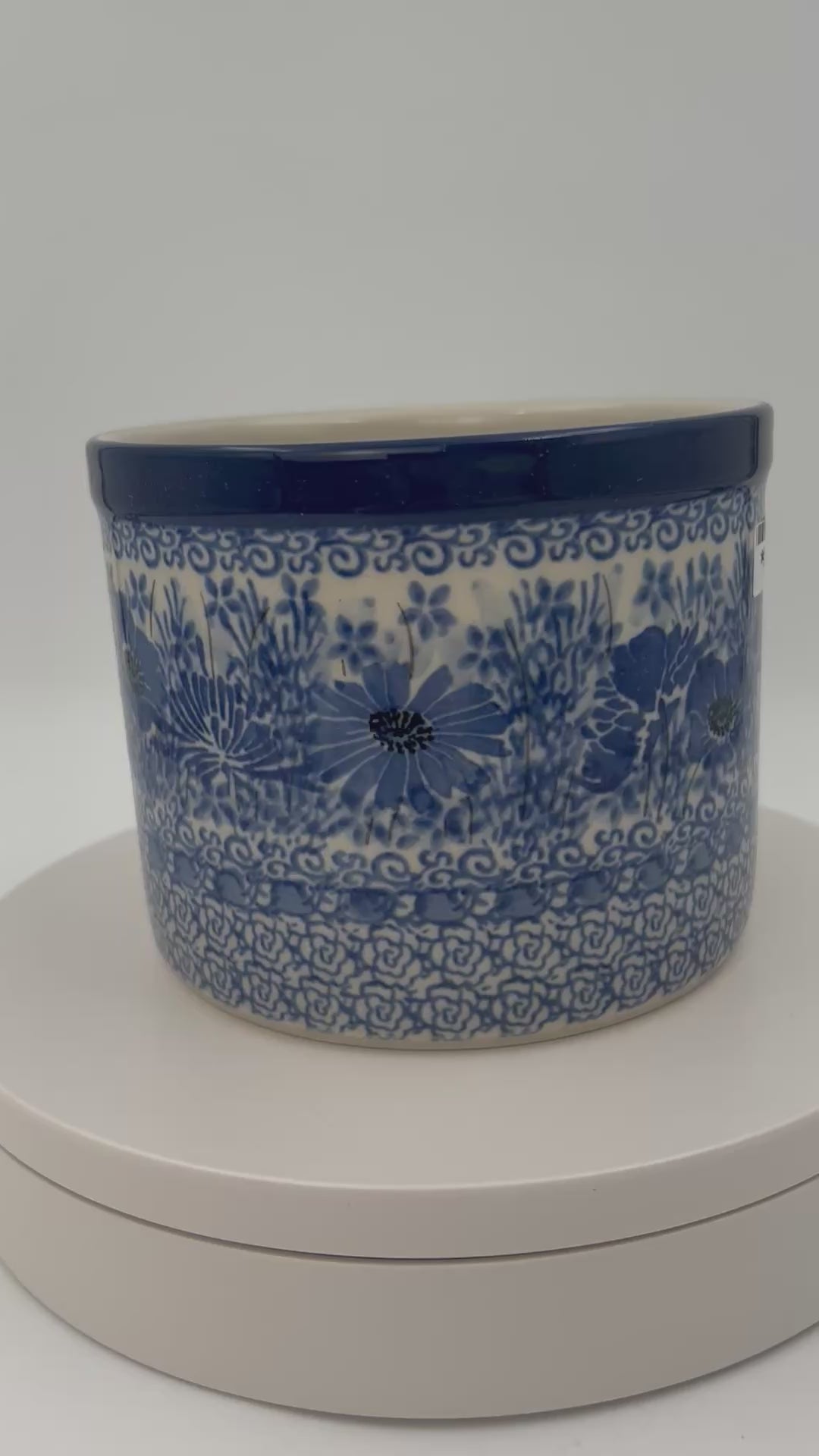 5” blue floral Utensil holder is a handmade by talented Polish artisans. This stoneware is microwave, oven and dishwasher safe anschip resistant.
