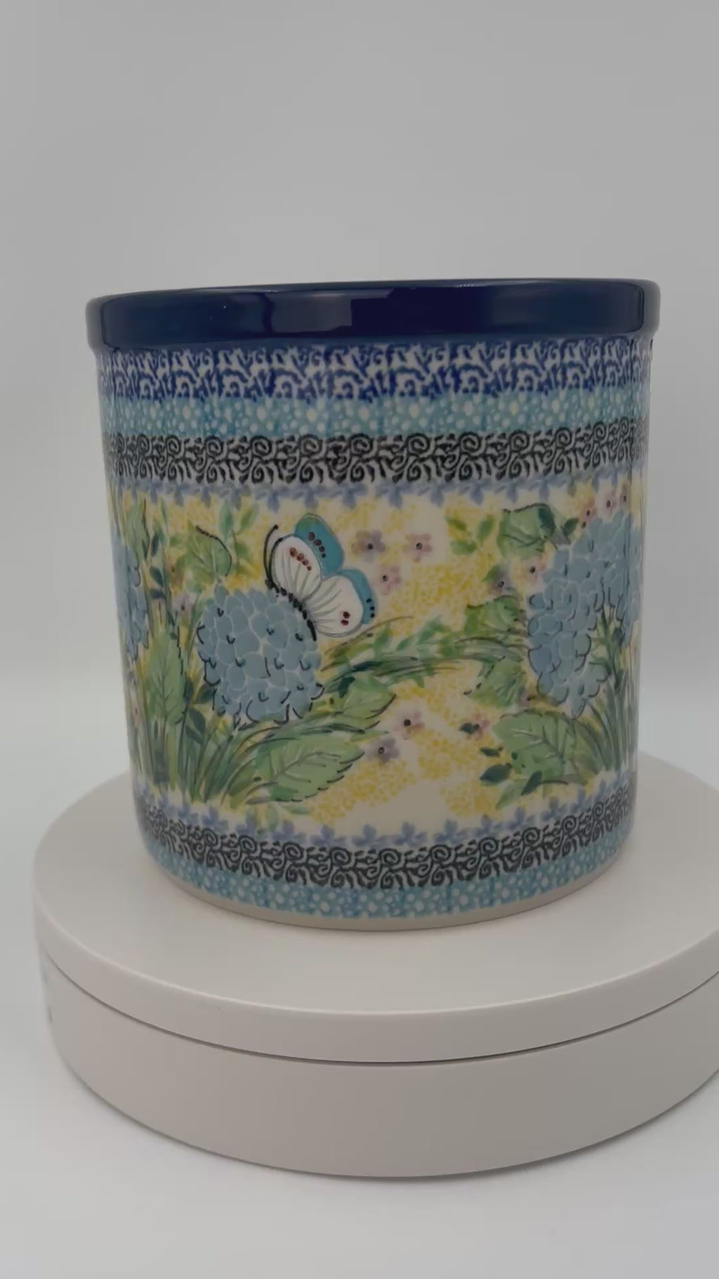6” Blue hyudrangea Utensil holder is a handmade by talented Polish artisans. Polish UNIKAT signature utensil jar, hand painted
Ceramika Artystyczna Company