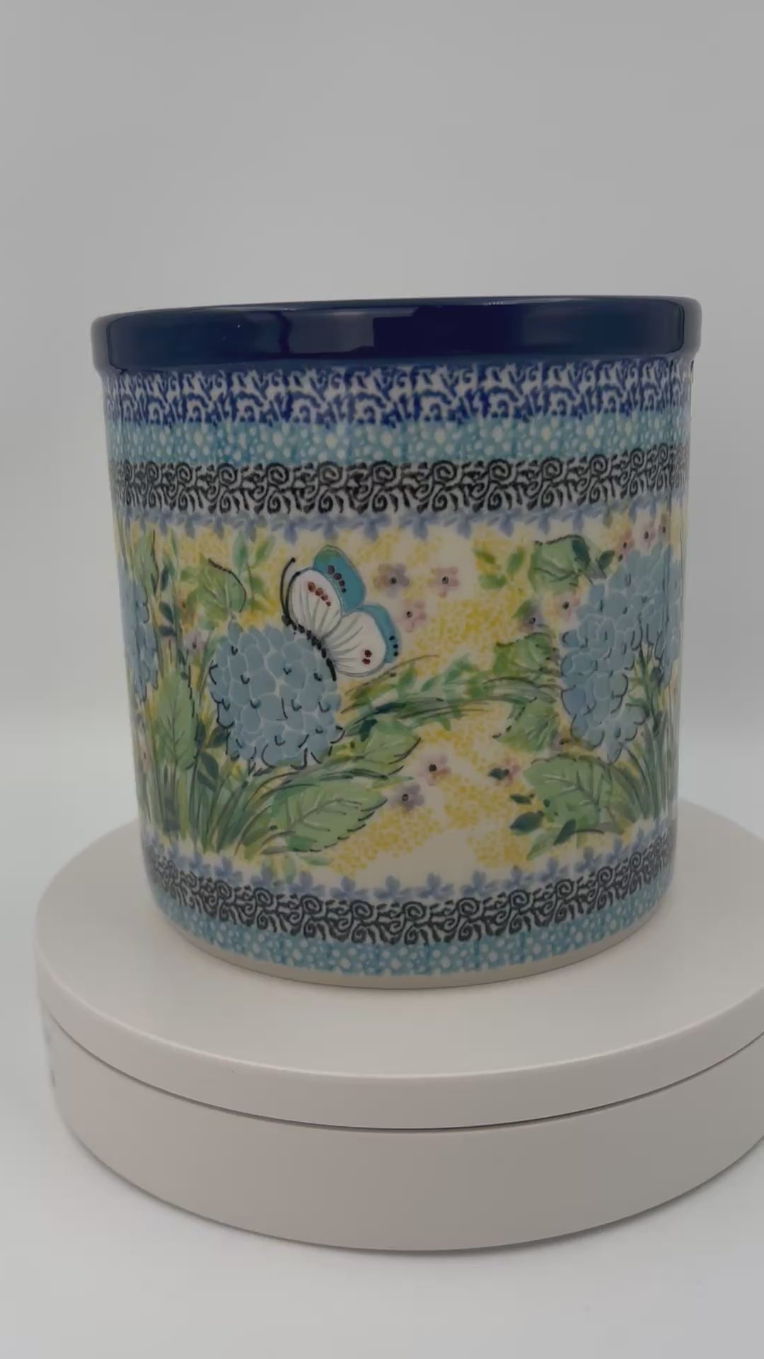 6” Blue hyudrangea Utensil holder is a handmade by talented Polish artisans. Polish UNIKAT signature utensil jar, hand painted
Ceramika Artystyczna Company