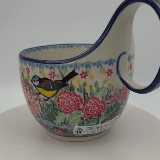 Polish pottery 16oz bowl with loop handle in the UNIKAT Robbin's Meadow pattern. 16 ounces of fluid.
6.26" x 4.49" x 5.51"
Ceramika Artystyczna Company