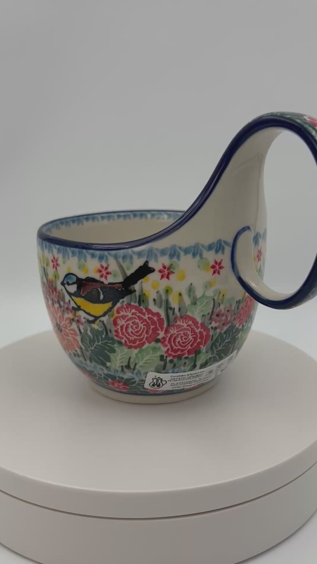 Polish pottery 16oz bowl with loop handle in the UNIKAT Robbin's Meadow pattern. 16 ounces of fluid.
6.26" x 4.49" x 5.51"
Ceramika Artystyczna Company